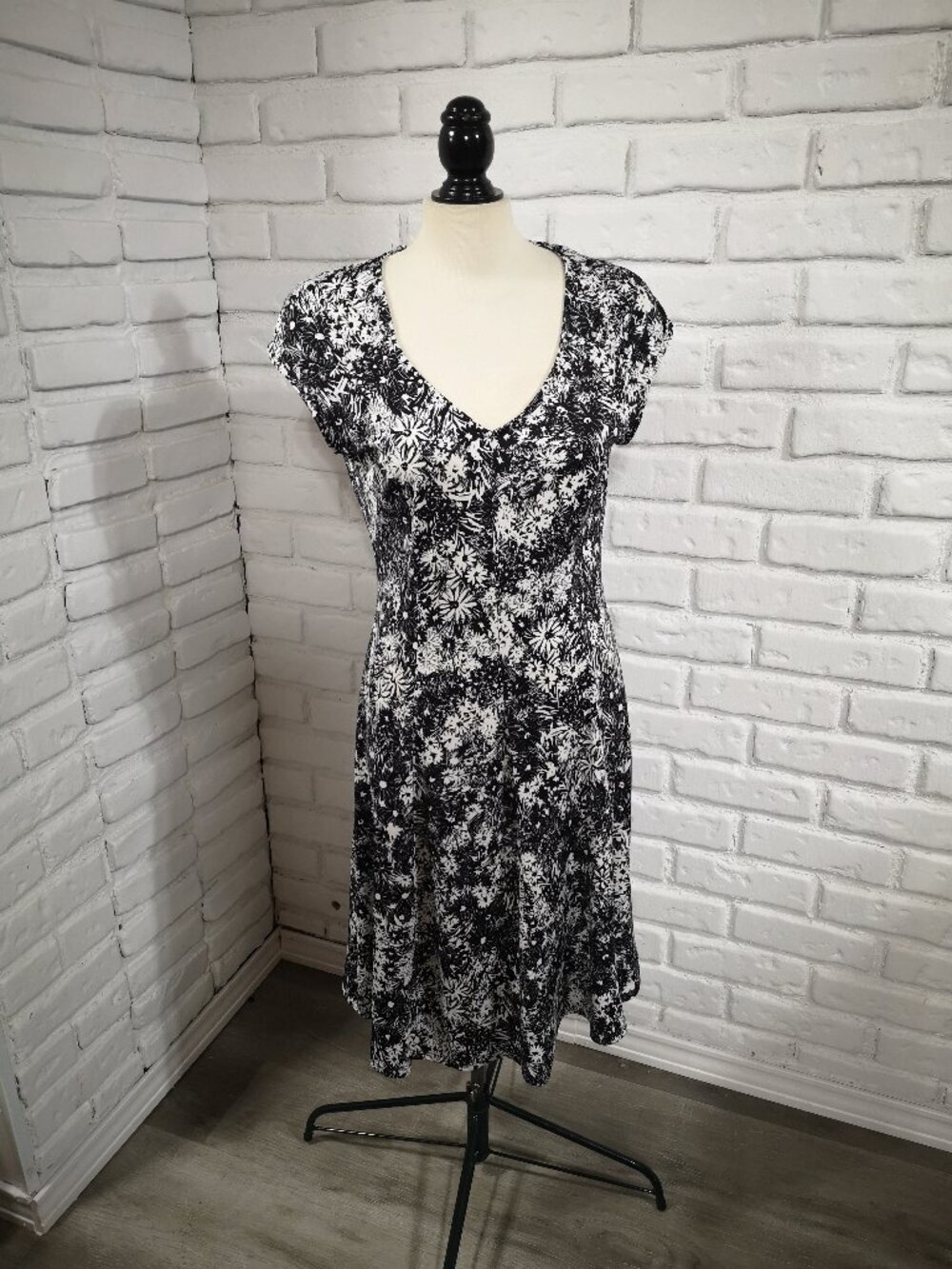 Sears Classic Women's Size 12 Black & White Sleeveless Fit & Flare Dress